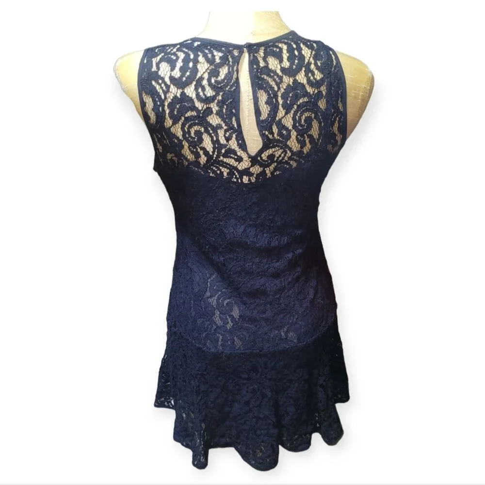 Michael Kors Beautiful Lace Dress with Lining Size 6